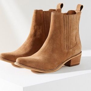 BRAND NEW urban outfitters western chelsea booties